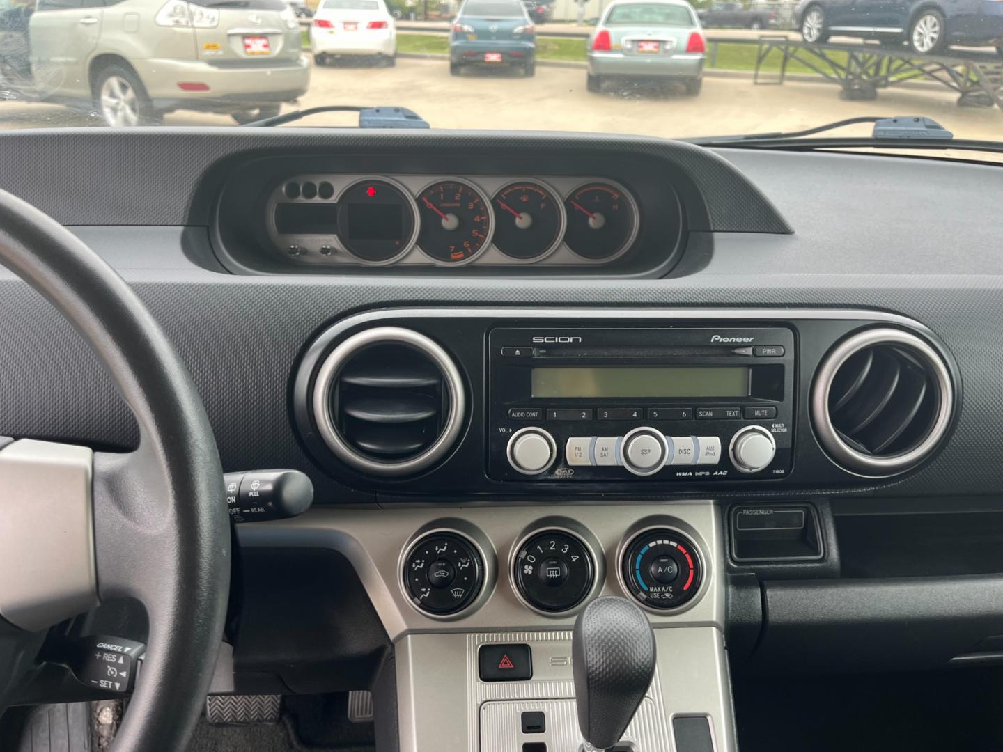 2009 white /black Scion xB Wagon (JTLKE50E591) with an 2.4L L4 DOHC 16V engine, Automatic transmission, located at 14700 Tomball Parkway 249, Houston, TX, 77086, (281) 444-2200, 29.928619, -95.504074 - Photo#15